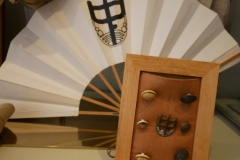 扇と学生服ボタン